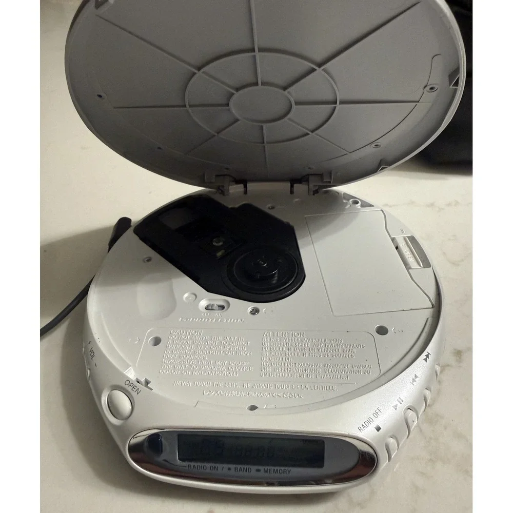 Sony D-FJ210 Portable CD Walkman Radio Silver Player TESTED w/ Remote & Case
